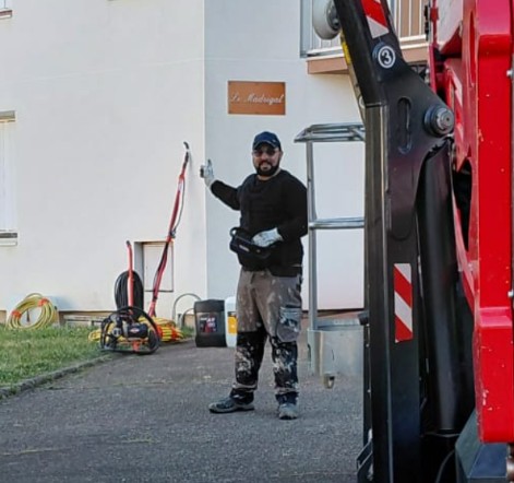 Artisan peintre au travail